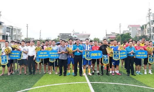 Các đại biểu tặng hoa và trao cờ lưu niệm cho tổ trọng tài và các đội tham dự giải. Ảnh: Quyết Chiến