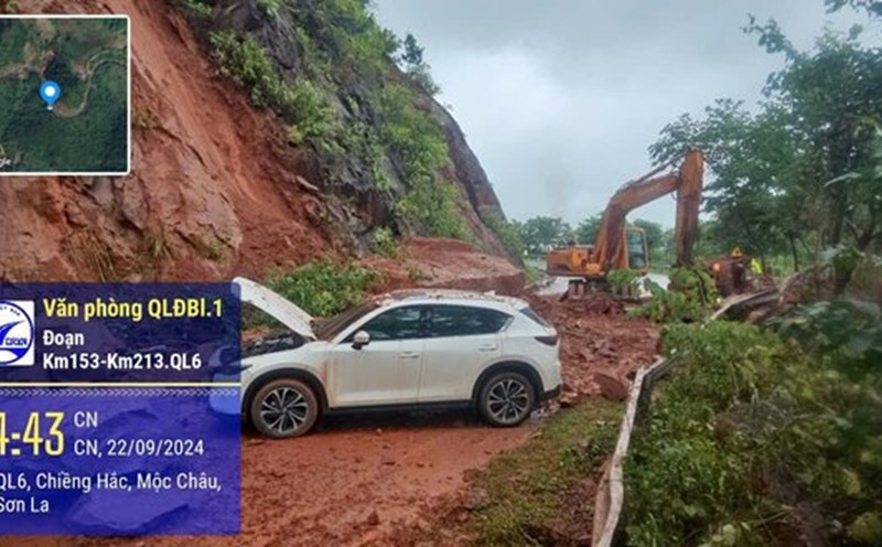 The landslide area caused traffic on Highway 6 to be paralyzed. Photo: Minh Nguyen