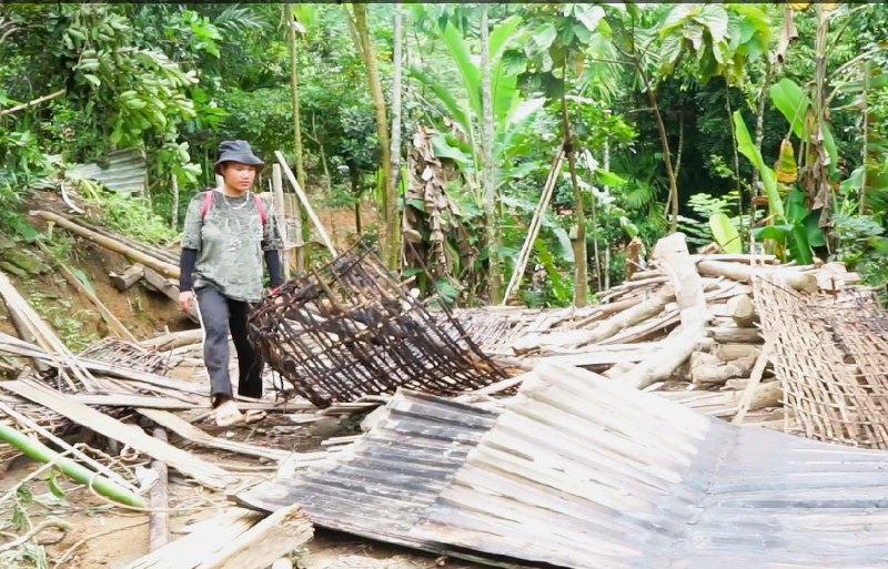 Người dân Xơ Đăng, ở Nam Trà My, Quảng Nam xót xa trước ngôi nhà tan hoang do sạt lở. Ảnh Hoàng Bin