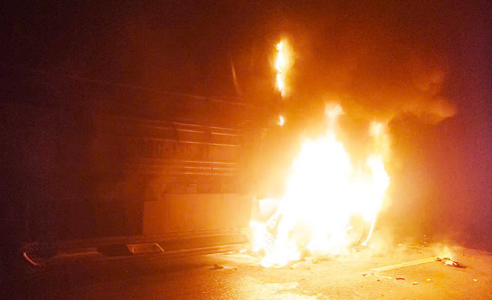 Fire broke out from the back of the truck while it was going downhill. Photo: Phuong Linh