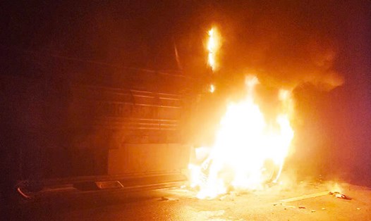 Đám cháy bốc lên từ phía sau xe tải khi đang đổ đèo. Ảnh: Phương Linh