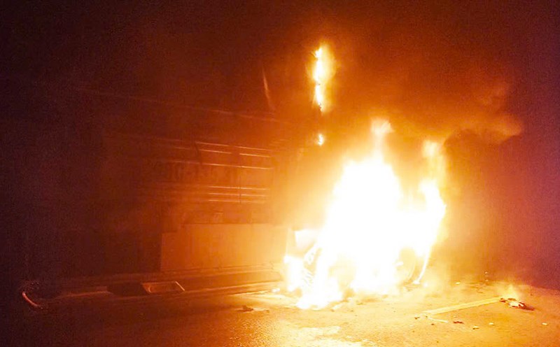 Fire broke out from the back of the truck while it was going downhill. Photo: Phuong Linh