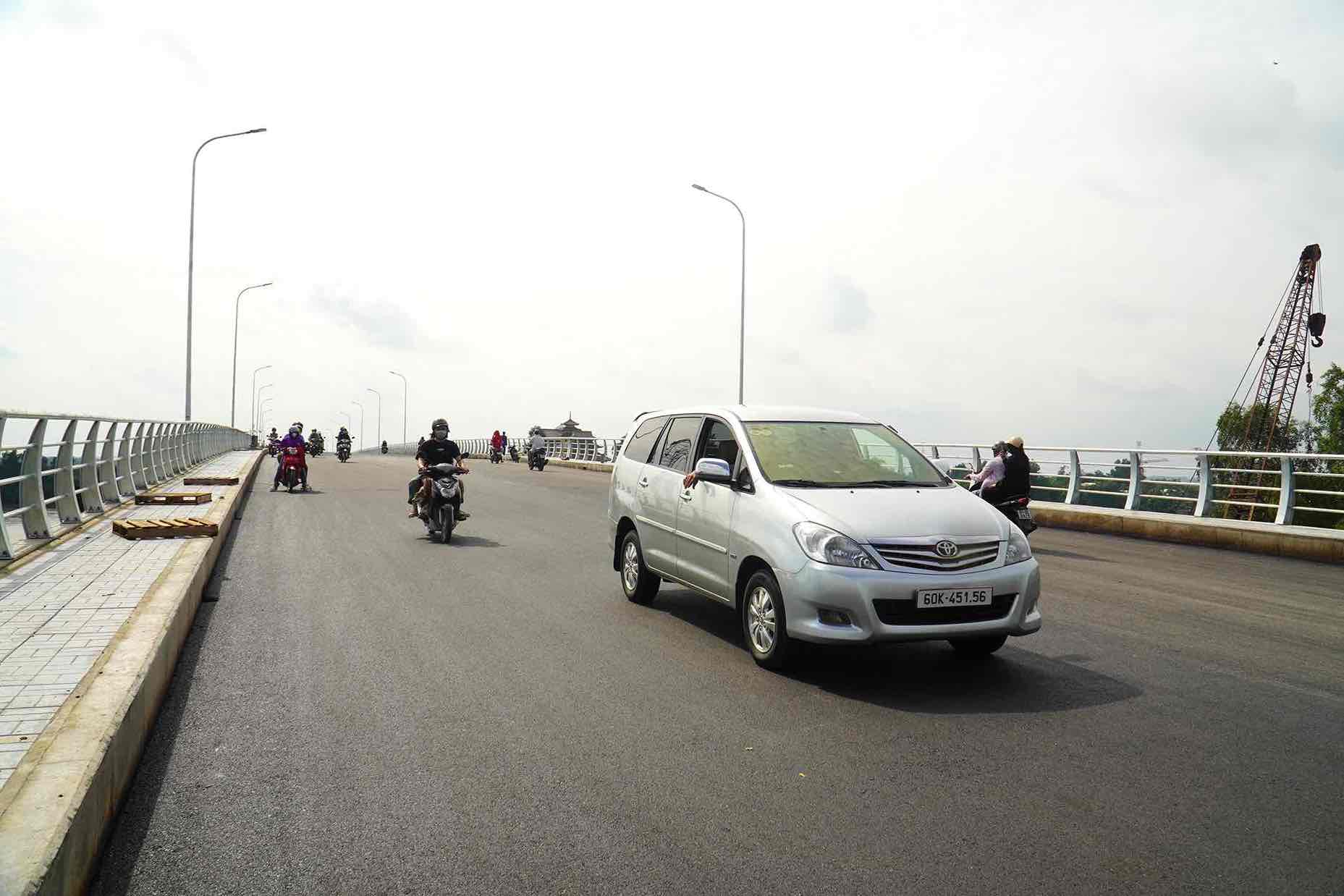 Nguoi dan vui mung khi cay cau hoan thanh. Anh: Ha Anh Chien