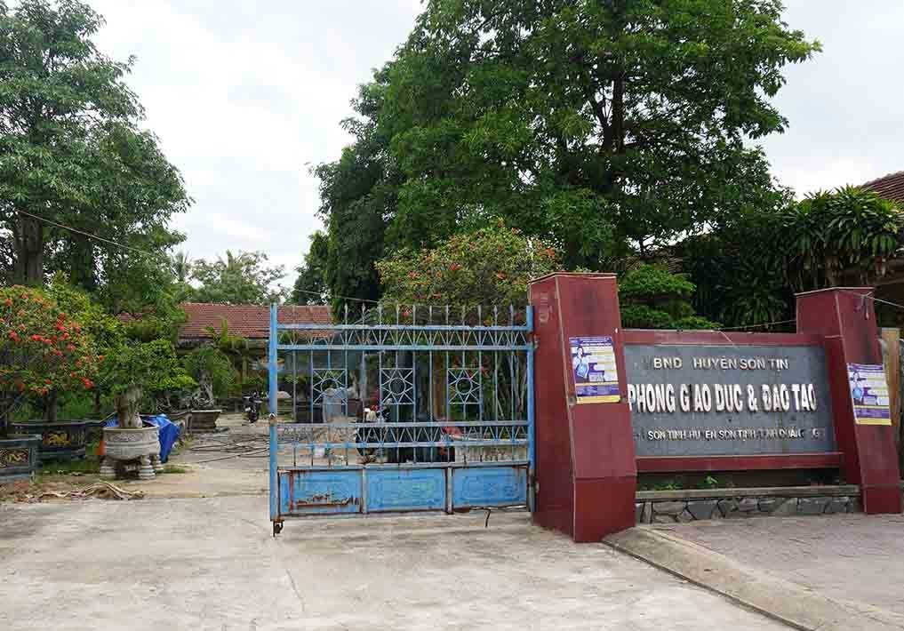  Trụ sở Phòng GDĐT huyện Sơn Tịnh, tỉnh Quảng Ngãi bị bỏ hoang 6 năm, trở thành nơi buôn bán cây cảnh. Ảnh: Viên Nguyễn
