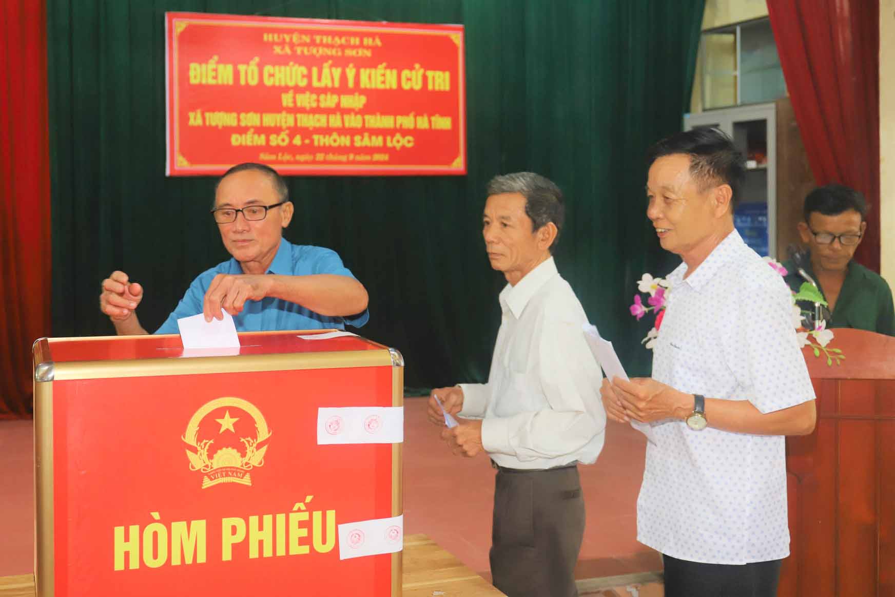 Người dân xã Tượng Sơn đi bỏ phiếu sáp nhập xã Tượng Sơn (huyện Thạch Hà) vào thành phố Hà Tĩnh. Ảnh: Hà Thạch.