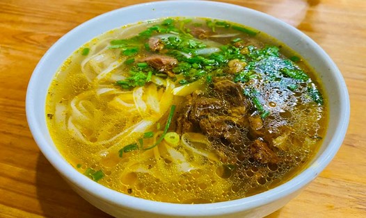 Bát phở bò sốt vang đầy đủ. Ảnh: Minh Thương