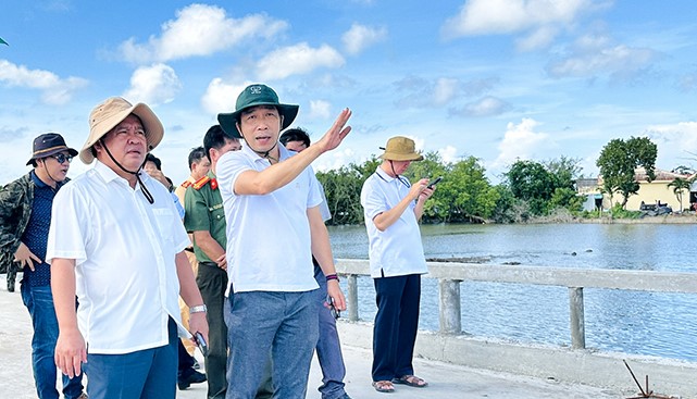 Pho Chu tich UBND tinh Ca Mau Vo Minh Luan kiem tra tien do cong trinh. Anh: Nhat Ho