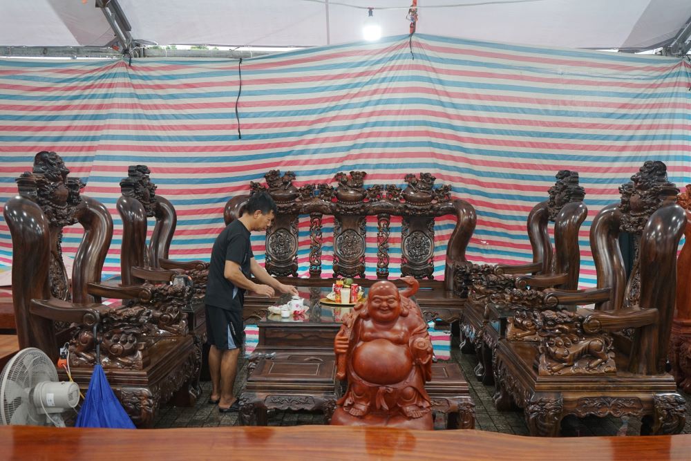 Ngoai ra, ong Tien cung so huu va dang trung bay bo Nghe mun hoa Lao (10 mon) va duoc dua ra muc gia la 1 ti dong. Anh: Quach Du