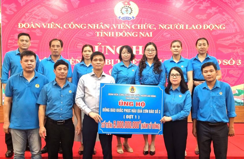 Phó Chủ tịch Tổng LĐLĐVN Ngọ Duy Hiểu (thứ 3, từ trái sang) tiếp nhận 5 tỉ đồng do LĐLĐ tỉnh Đồng Nai trao tặng để ủng hộ đoàn viên, CNVCLĐ, đồng bào các tỉnh, thành miền Bắc bị thiệt hại do bão, lũ lụt gây ra. Ảnh: Nam Dương