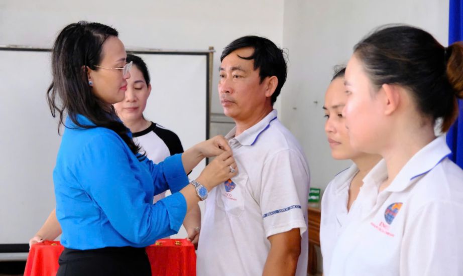 Chủ tịch LĐLĐ TP Cần Thơ Lê Thị Sương Mai trao huy hiệu Công đoàn Việt Nam cho NLĐ Công ty TNHH MTV Ấn Độ Dương tại lễ kết nạp đoàn viên. Ảnh: Mỹ Ly