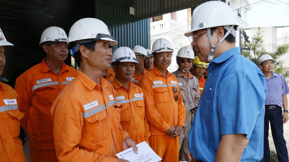 Chủ tịch Công đoàn Điện lực Việt Nam Đỗ Đức Hùng động viên đội xung kích của Công ty Điện lực Hòa Bình, đang khắc phục lưới điện tại thị xã Quảng Yên, Quảng Ninh. Ảnh: Lương Nguyễn