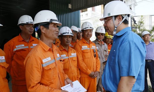 Chủ tịch Công đoàn Điện lực Việt Nam Đỗ Đức Hùng động viên đội xung kích của Công ty Điện lực Hòa Bình, đang khắc phục lưới điện tại thị xã Quảng Yên, Quảng Ninh. Ảnh: Lương Nguyễn