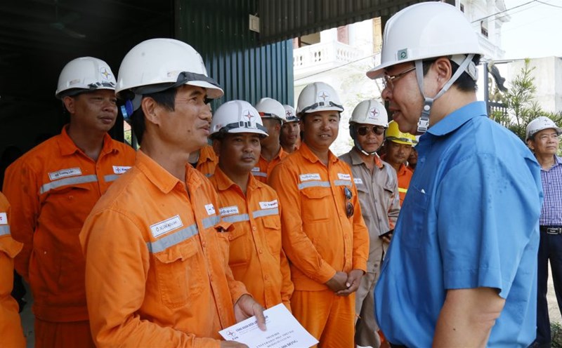 Chairman of Vietnam Electricity Trade Union Do Duc Hung encourages the shock team of Hoa Binh Electricity Company, who are repairing the power grid in Quang Yen town, Quang Ninh. Photo: Luong Nguyen