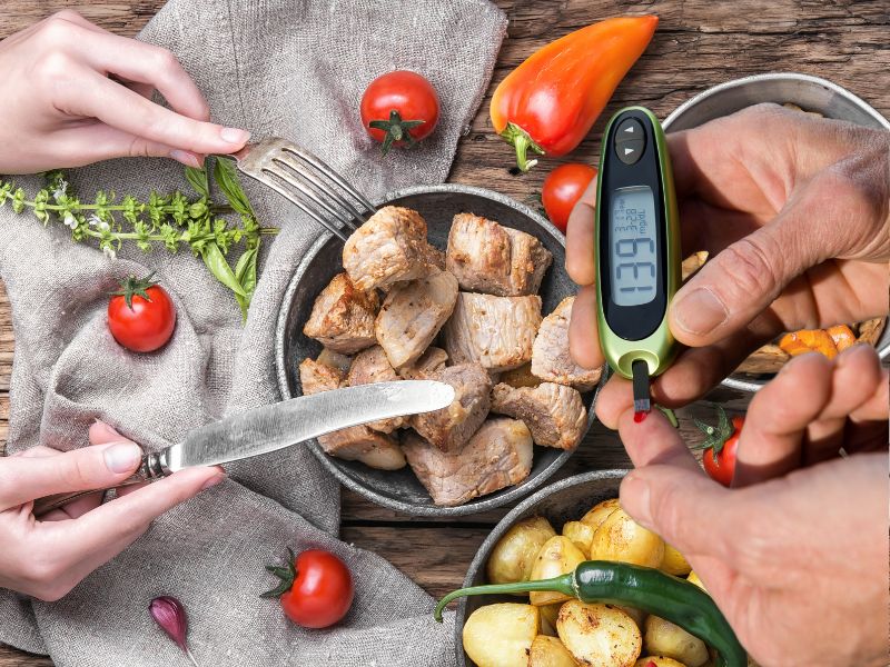 Mẹo giúp kiểm soát khẩu phần ăn ngăn đường huyết cao. Đồ họa: Hạ Mây