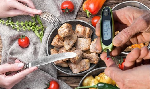 Mẹo giúp kiểm soát khẩu phần ăn ngăn đường huyết cao. Đồ họa: Hạ Mây