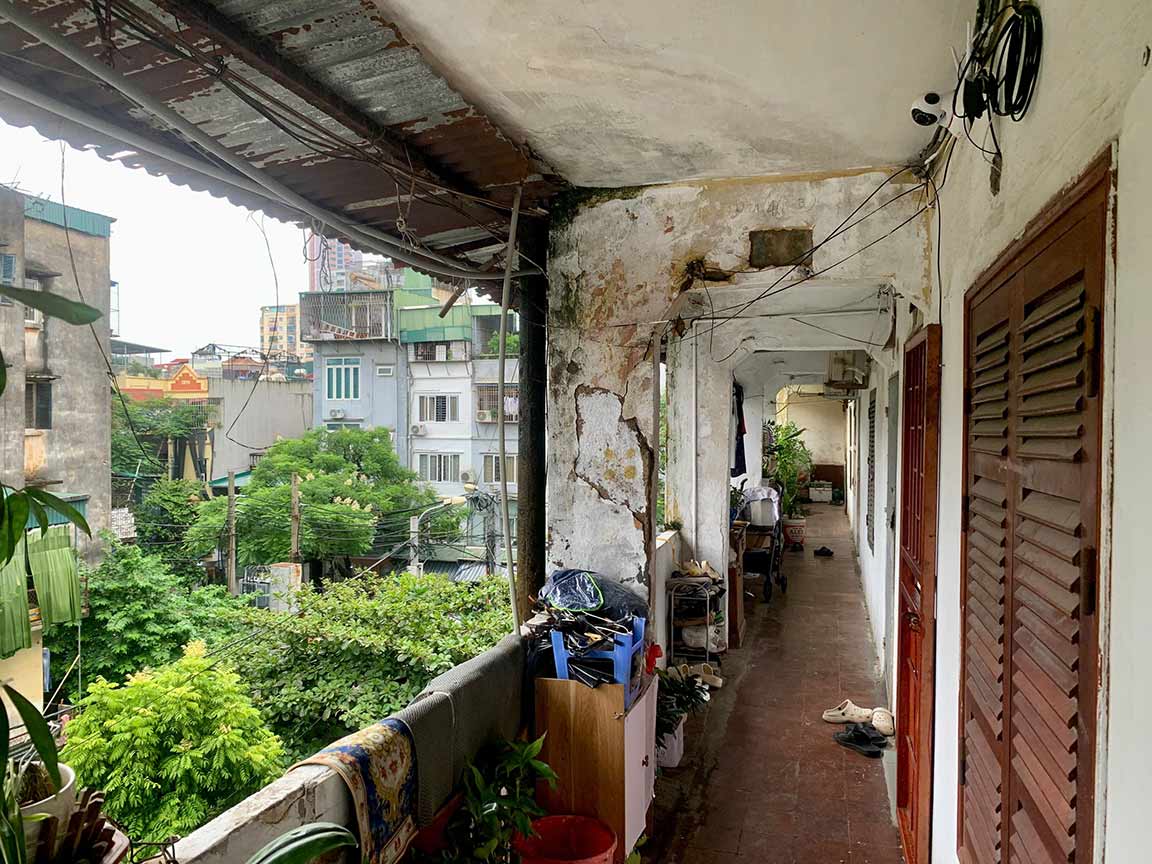 Cảnh xuống cấp tại khu tập thể A7 Tân Mai có tuổi đời 40 năm tại Hà Nội. Ảnh: Nhật Minh