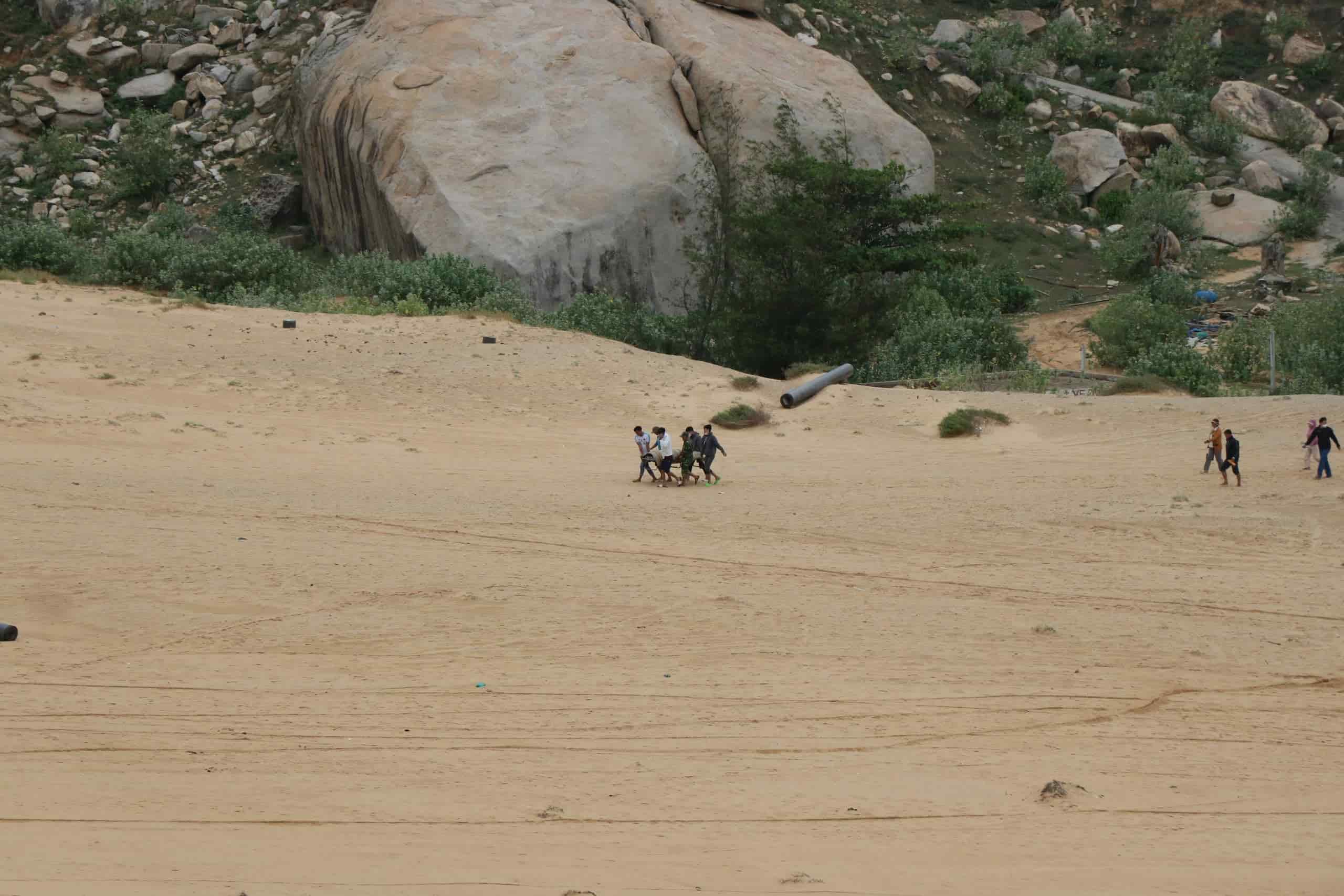 Đặc công nước ở Ninh Thuận tìm được thi thể khách du lịch trượt chân rơi xuống biển, mất tích. Ảnh: Hữu Long