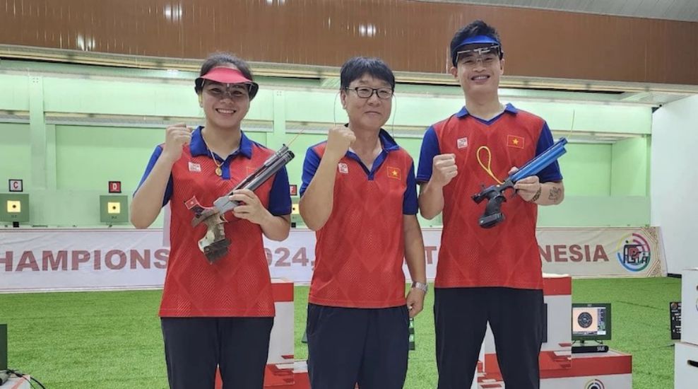 Chuyên gia Park Chung-gun (giữa) khi còn làm việc ở Đội tuyển Bắn súng. Ảnh: Liên đoàn Bắn súng