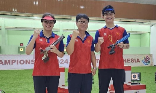 Chuyên gia Park Chung-gun (giữa) khi còn làm việc ở Đội tuyển Bắn súng. Ảnh: Liên đoàn Bắn súng