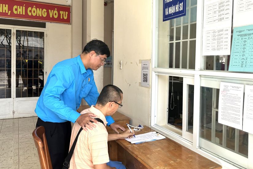 Cán bộ Công đoàn tỉnh Bà Rịa - Vũng Tàu hỗ trợ, hướng dẫn người lao động nộp hồ sơ tại tòa án. Ảnh: Thành An