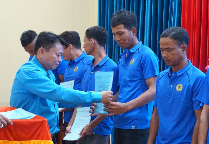 Chủ tịch LĐLĐ huyện Hồng Dân Phan Minh Thế trao quyết định kết nạp đoàn viên cho 32 đoàn viên công đoàn thuộc Nghiệp đoàn cơ sở xây dựng Ngan Dừa, huyện Hồng Dân. Ảnh: Nhật Hồ