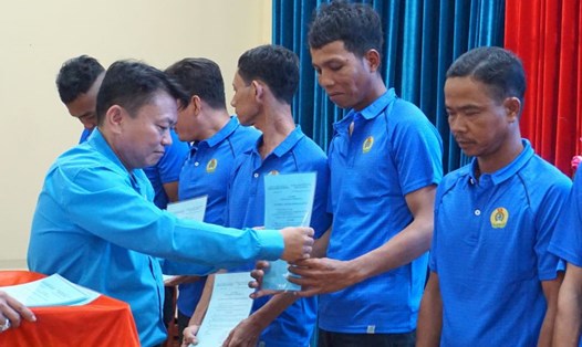 Chủ tịch LĐLĐ huyện Hồng Dân Phan Minh Thế trao quyết định kết nạp đoàn viên cho 32 đoàn viên công đoàn thuộc Nghiệp đoàn cơ sở xây dựng Ngan Dừa, huyện Hồng Dân. Ảnh: Nhật Hồ