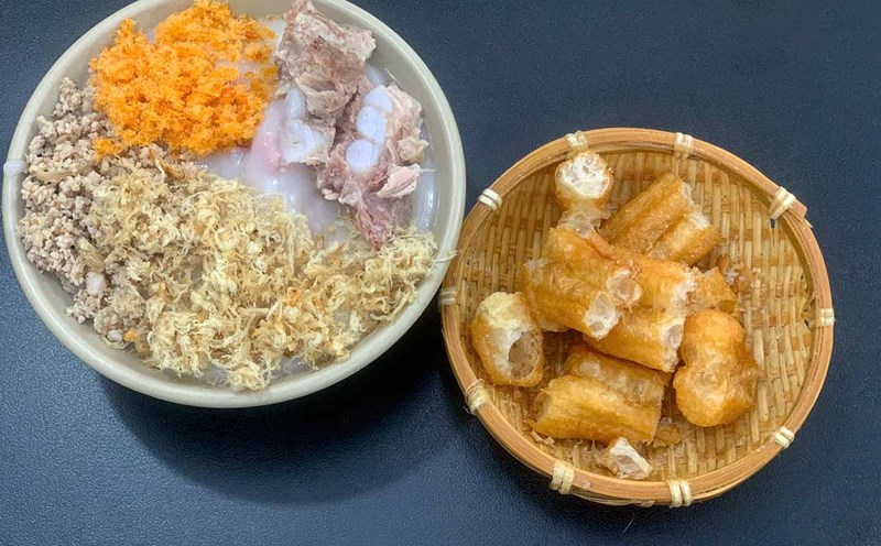 A full bowl of porridge at a porridge restaurant on Thai Ha Street (Dong Da District, Hanoi). Photo: Nhat Minh