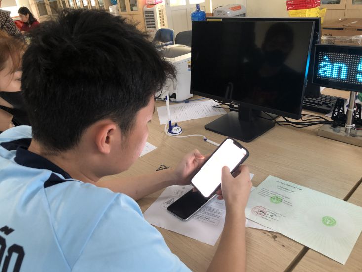 Workers complete procedures to receive unemployment benefits at the Bac Giang Provincial Employment Service Center. Photo taken in December 2023. Photo: Bao Han