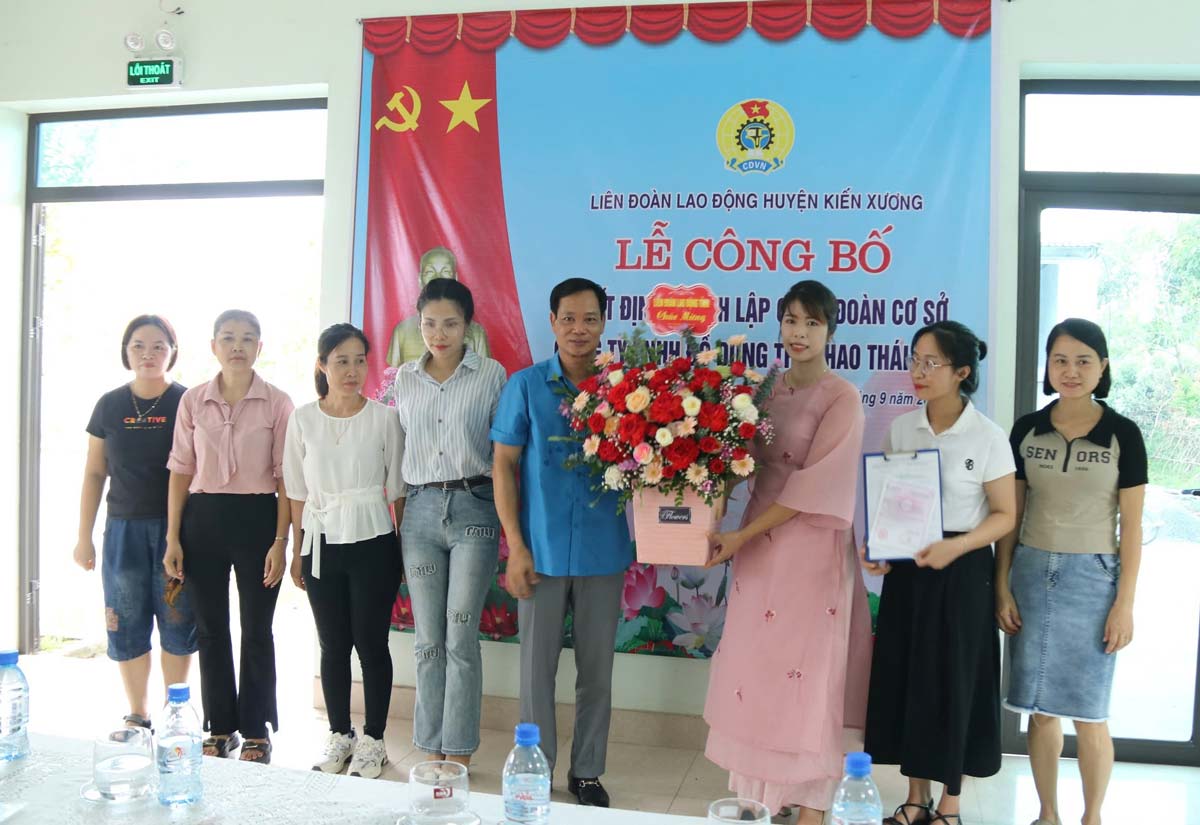 Phó Chủ tịch Thường trực LĐLĐ tỉnh Thái Bình Nguyễn Thái Dương tặng hoa chúc mừng CĐCS mới được thành lập. Ảnh: Bá Mạnh