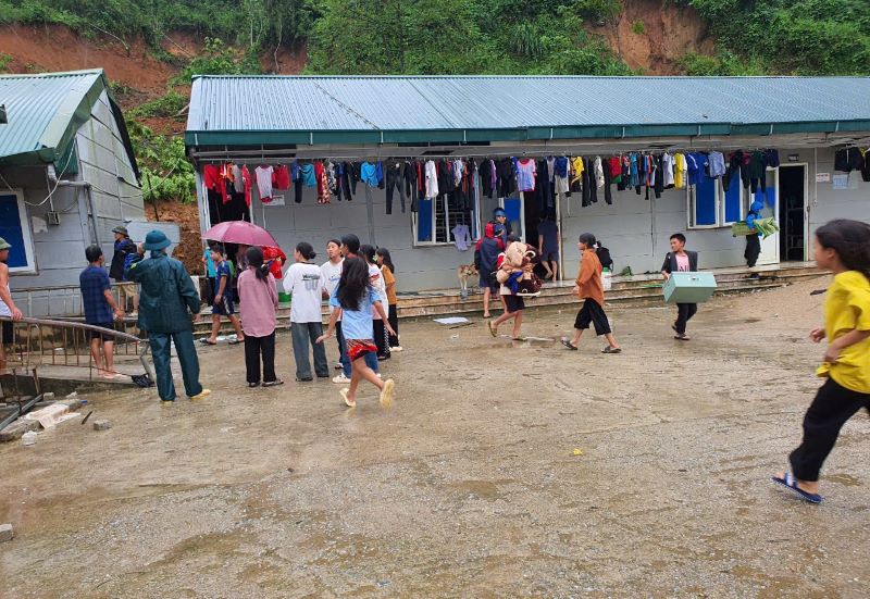 Tien hanh di doi khan cap hon 200 hoc sinh khoi khu ky tuc xa de tranh nguy hiem. Anh: Minh Hoang