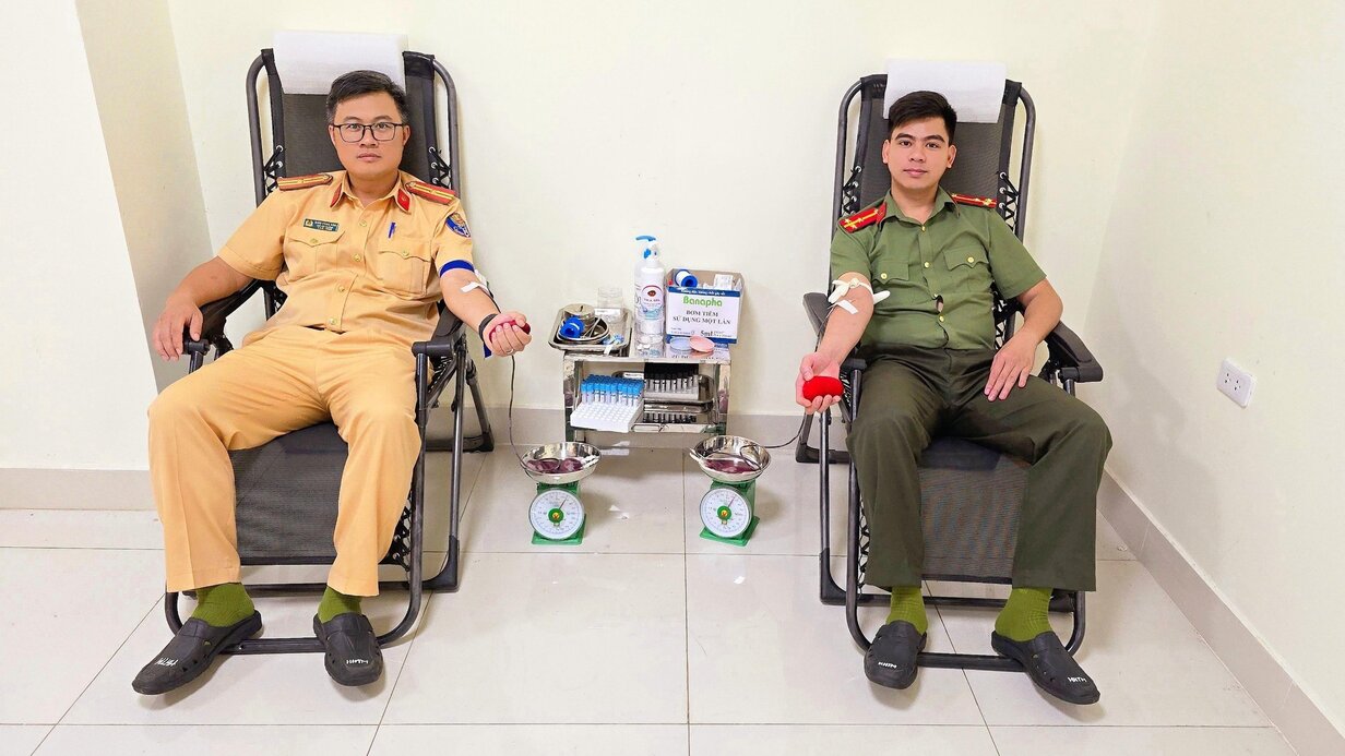 Hai cán bộ thuộc Công an thành phố Sơn La vừa kịp thời hiến máu cứu người đàn ông qua cơn nguy kịch. Ảnh: Công an Sơn La