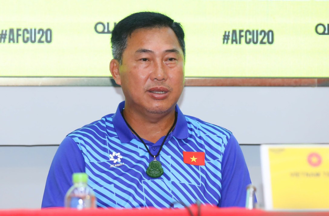 Coach Hua Hien Vinh is not satisfied with the playing style of U20 Vietnam. Photo: Pham Thach