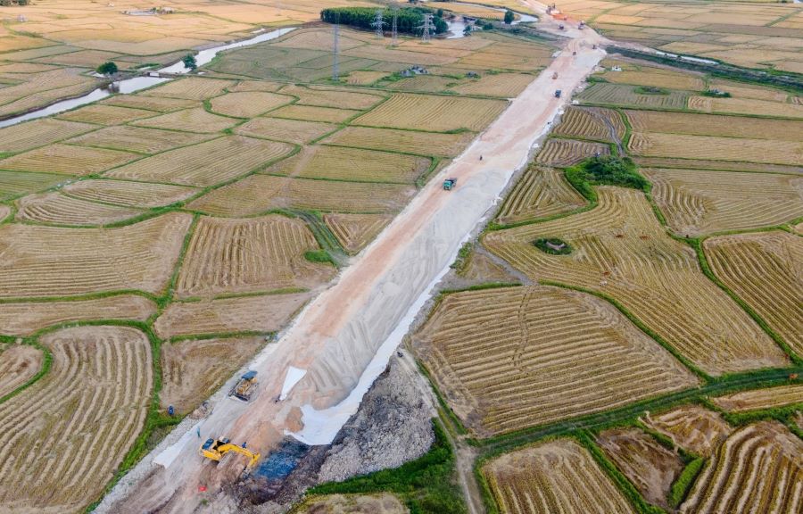 Đường tránh phía Đông thành phố Đông Hà đang được thi công. Ảnh: Hưng Thơ.