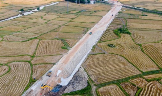 Đường tránh phía Đông thành phố Đông Hà đang được thi công. Ảnh: Hưng Thơ.