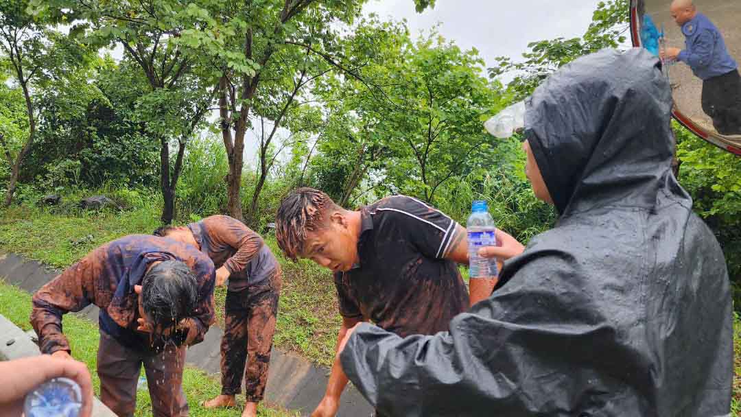 Nhung nguoi du ngoi trong o to nhung van bi dinh day bun dat.