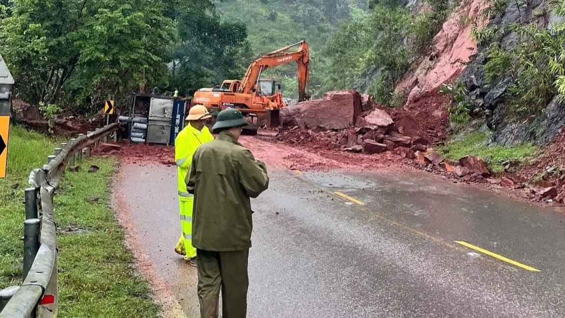 Sau khi nhan duoc thong tin, luc luong chuc nang da kip thoi co mat giup do nhung nguoi bi nan va dam bao an toan giao thong.