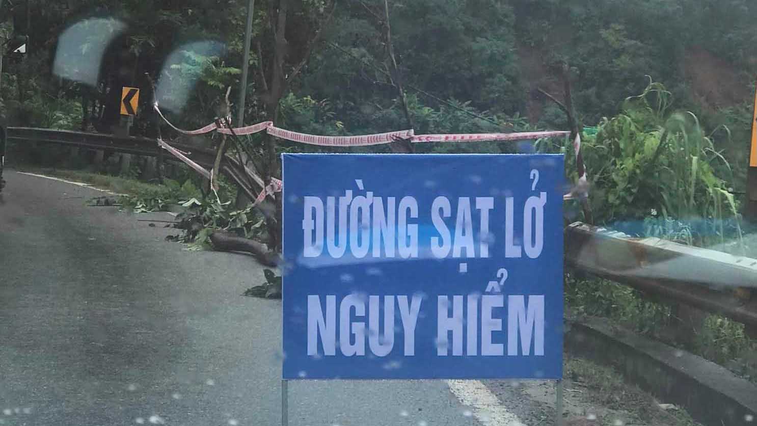 Dong thoi, dat bien canh bao den nguoi tham gia giao thong.