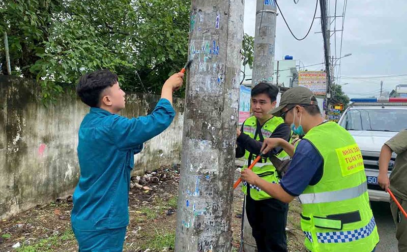Ho Chi Minh City youths mobilize to remove dirty advertisements. Photo: Provided by the police