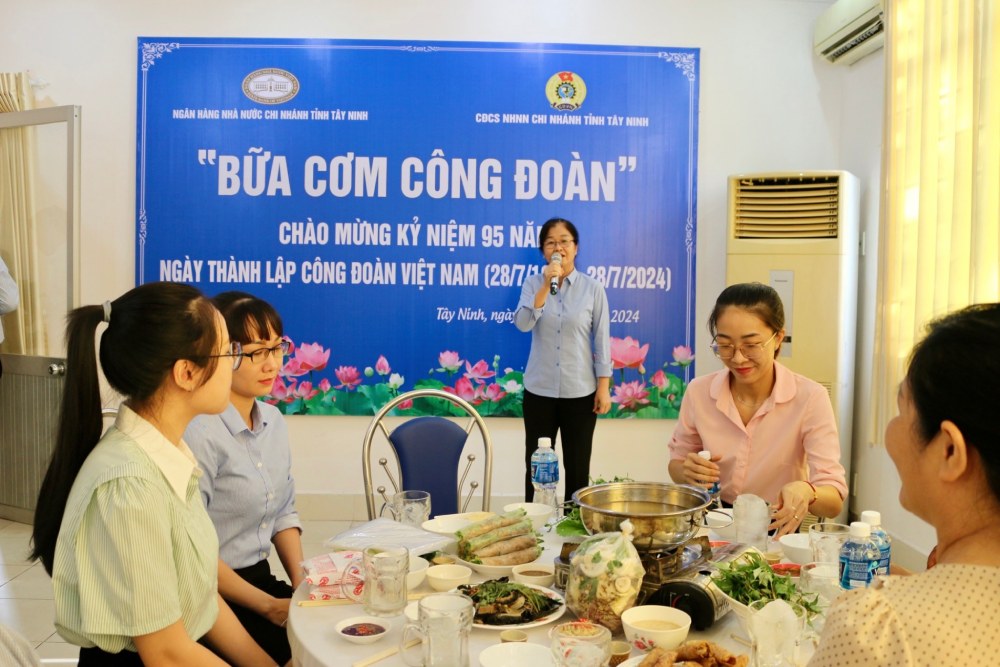 Công đoàn cơ sở Ngân hàng nhà nước chi nhánh Tây Ninh tổ chức "Bữa cơm Công đoàn" cho đoàn viên, người lao động. Ảnh: Công đoàn Ngân hàng Việt Nam