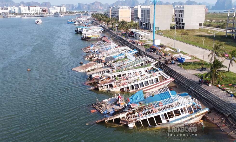 Tai Cang tau khach quoc te Tuan Chau, rac thai cung xuat hien tu nhung con tau dang bi chim dam.