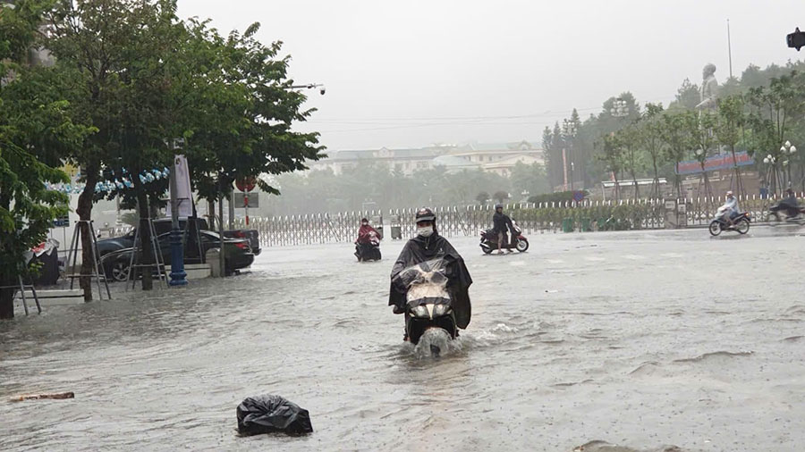 Khu vực đường Trường Thi (TP Vinh) ngập sâu. Ảnh: Đình Tiệp