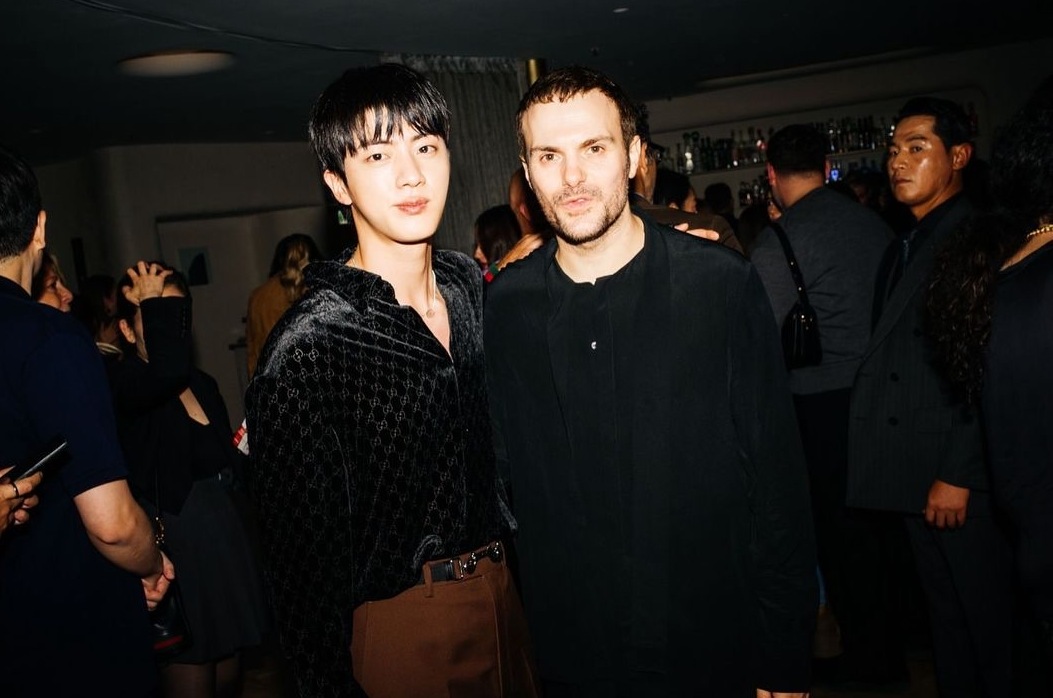 Giám đốc sáng tạo của Gucci là Sabato De Sarno chụp ảnh cùng Jin BTS. Ảnh: AllKPop.