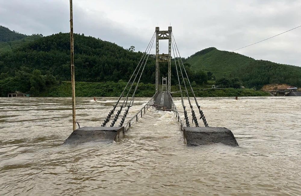 Nước sông Mã dâng cao tràn qua cầu bản Mạ, huyện Thường Xuân, tỉnh Thanh Hóa. Ảnh: Người dân cung cấp