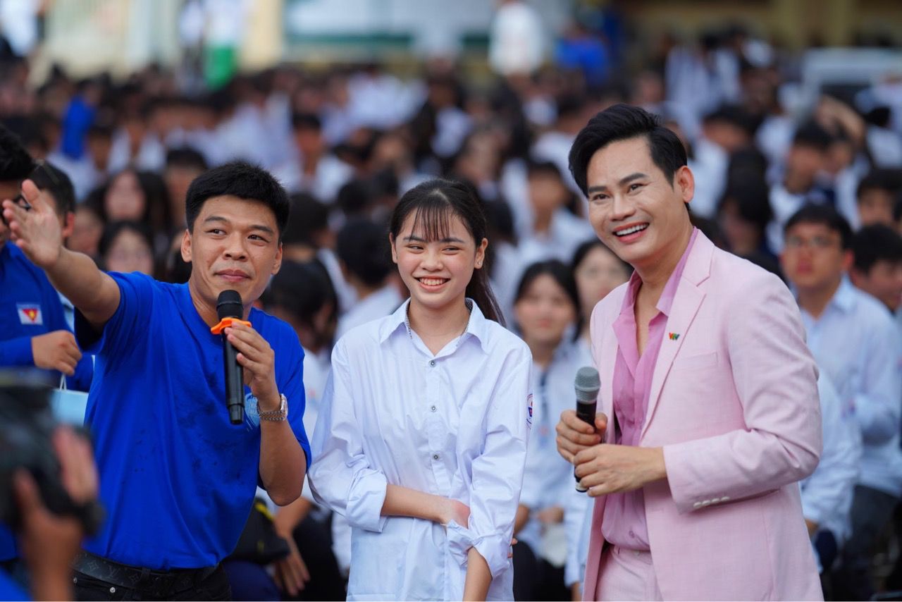 MC Hong Phuc and artist Trung Ruoi interact with students. Photo: Producer.