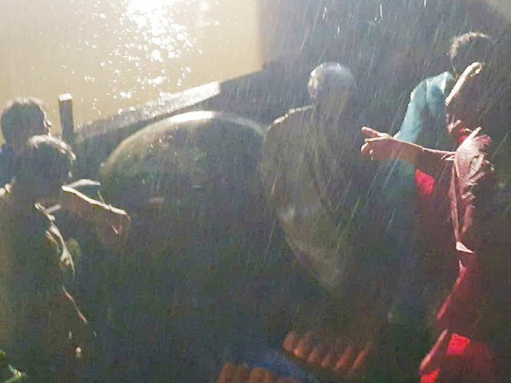 During a night of heavy rain and strong winds, authorities promptly rescued two fishermen whose boat sank at sea in Thach Kim. Photo: Ha Tinh Police