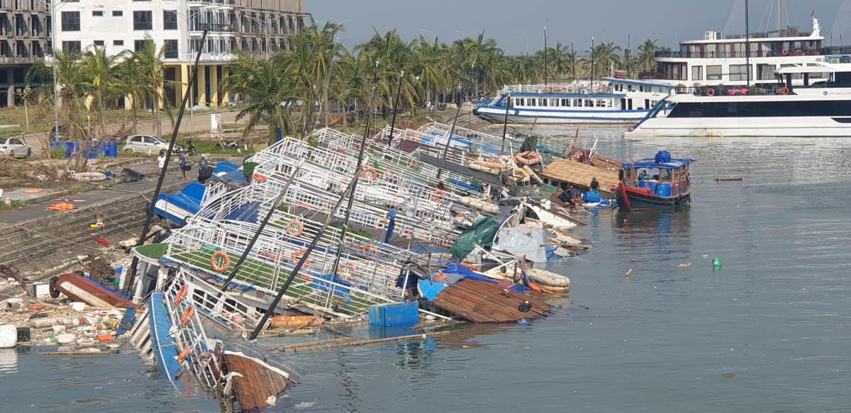 Các tàu du lịch bị đắm ở Cảng tàu khách quốc tế Tuần Châu, TP.Hạ Long, tỉnh Quảng Ninh vẫn chưa được trục vớt. Ảnh: Nguyễn Hùng