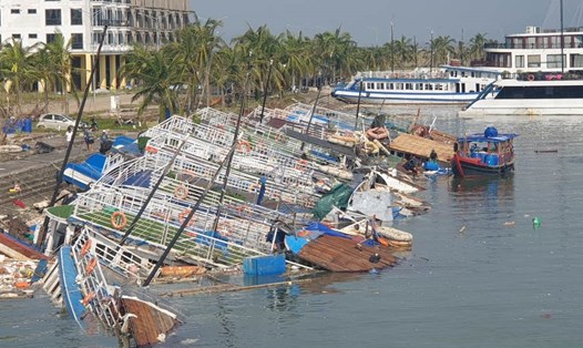 Các tàu du lịch bị đắm ở Cảng tàu khách quốc tế Tuần Châu, TP.Hạ Long, tỉnh Quảng Ninh vẫn chưa được trục vớt. Ảnh: Nguyễn Hùng