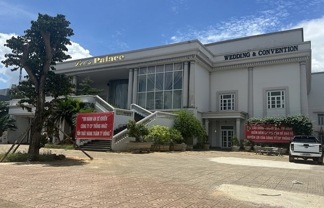 Một góc lô đất và tài sản mà Công ty Cổ phần Thống Nhất đang làm đơn khởi kiện vì cho rằng bị kê biên, bán đấu giá thiếu hơn 40 tỉ đồng của đơn vị. Ảnh: Bảo Trung
