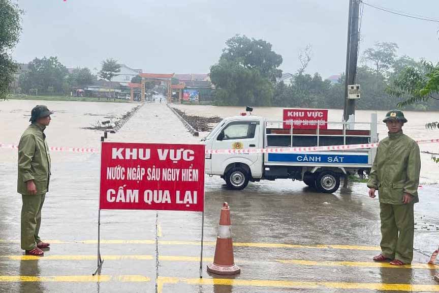 Do mưa lớn, ngập lụt cục bộ nên sáng 23.9 tại Hà Tĩnh có hơn 10.000 học sinh được nghỉ học. Ảnh: Công an Hà Tĩnh.