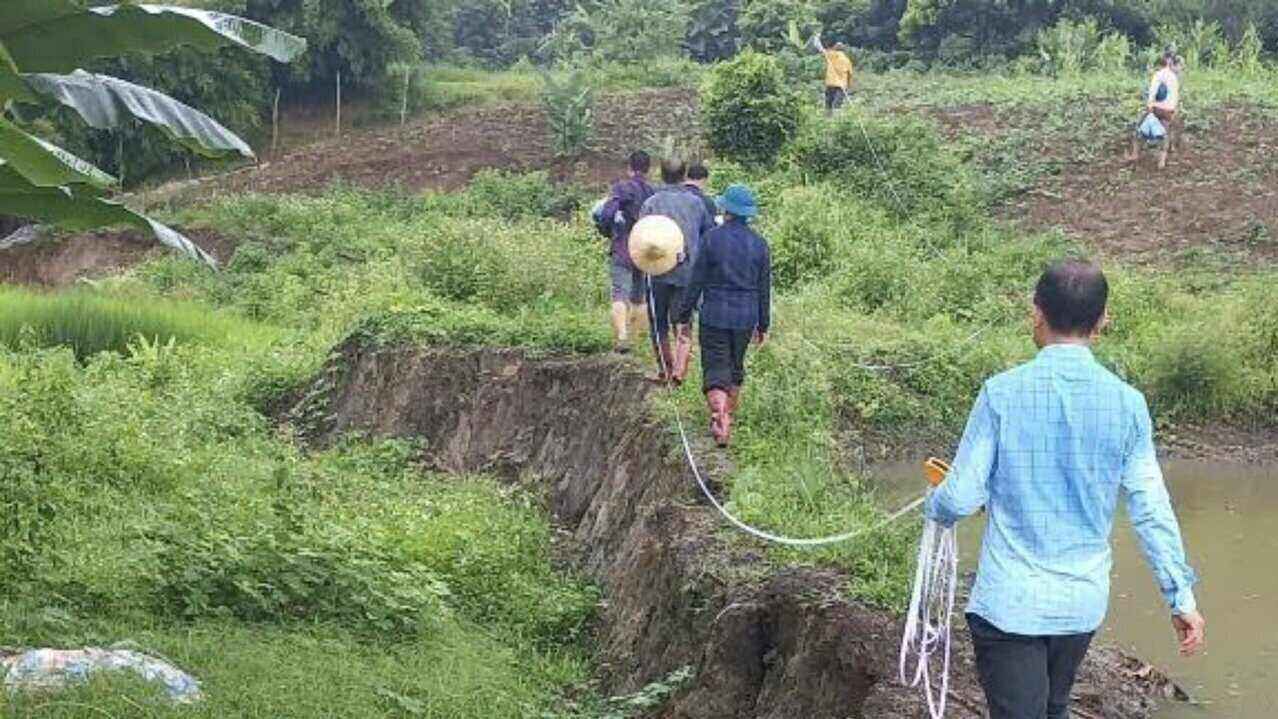 Lực lượng chức năng khẩn trương di dời các hộ dân đến nơi an toàn. Ảnh: Lò Hà.